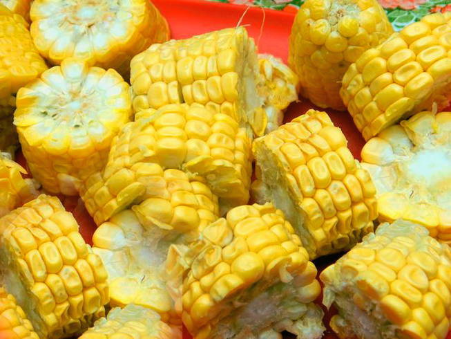 Кукуруза кусочками на мангале Кукуруза кусочками на мангале