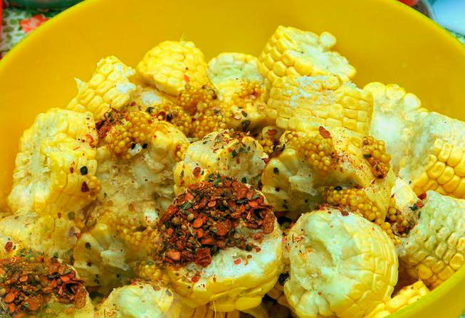 Кукуруза кусочками на мангале Кукуруза кусочками на мангале