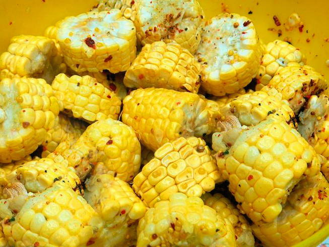 Кукуруза кусочками на мангале Кукуруза кусочками на мангале