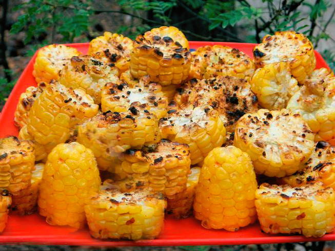 Кукуруза кусочками на мангале Кукуруза кусочками на мангале