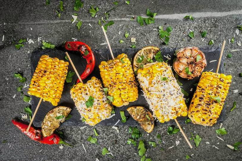 Кукуруза кусочками на мангале Кукуруза кусочками на мангале