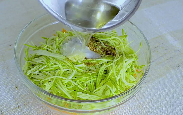 Салат из сырых кабачков Салат из сырых кабачков