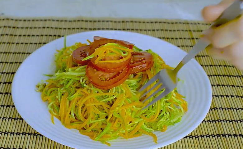 Салат из сырых кабачков Салат из сырых кабачков