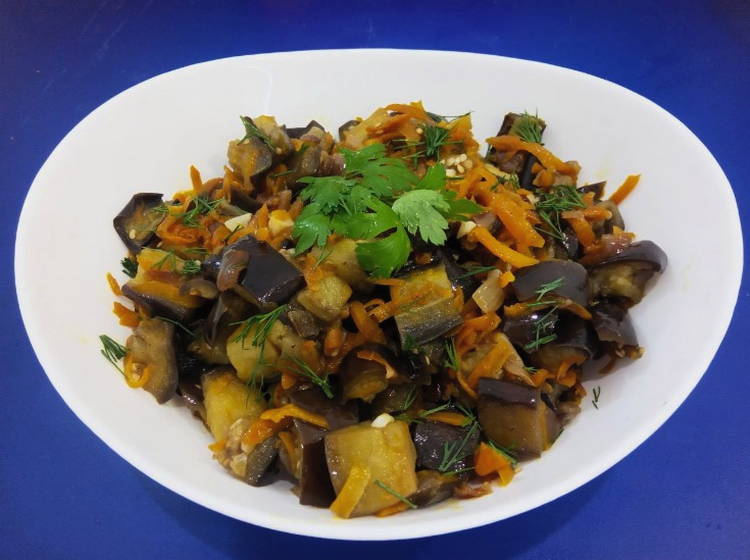 Жареные баклажаны с морковью и луком на сковороде