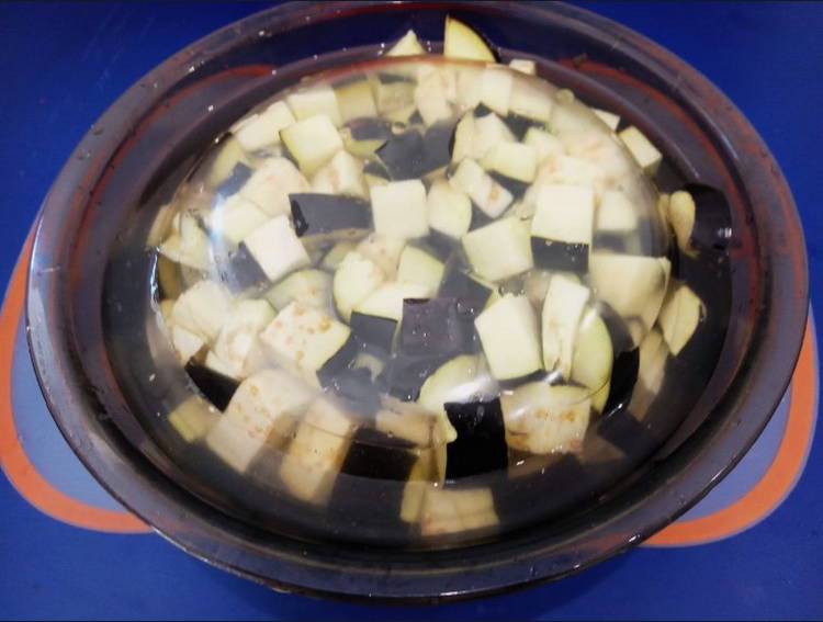Жареные баклажаны с морковью и луком на сковороде