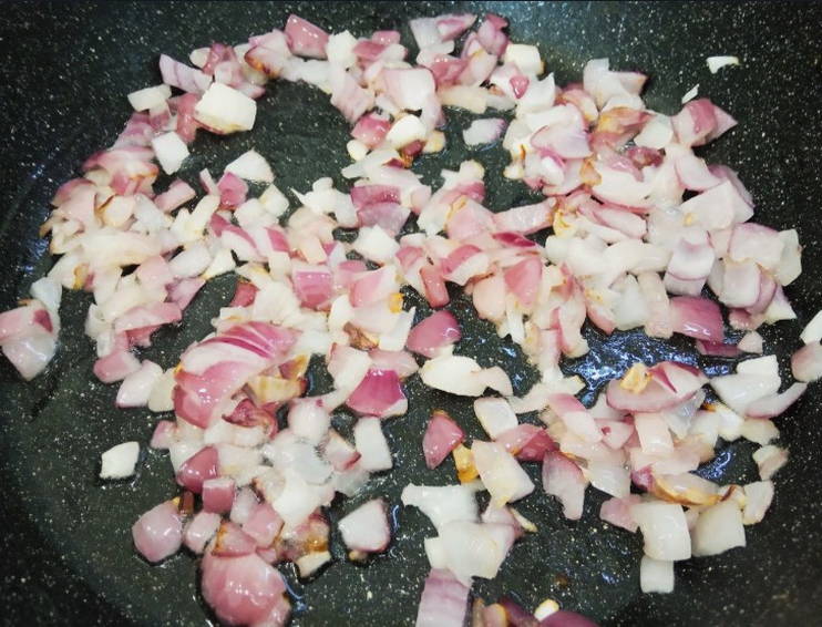 Жареные баклажаны с морковью и луком на сковороде