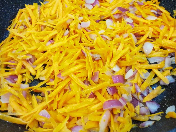 Жареные баклажаны с морковью и луком на сковороде