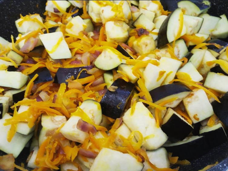 Жареные баклажаны с морковью и луком на сковороде