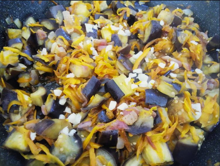 Жареные баклажаны с морковью и луком на сковороде
