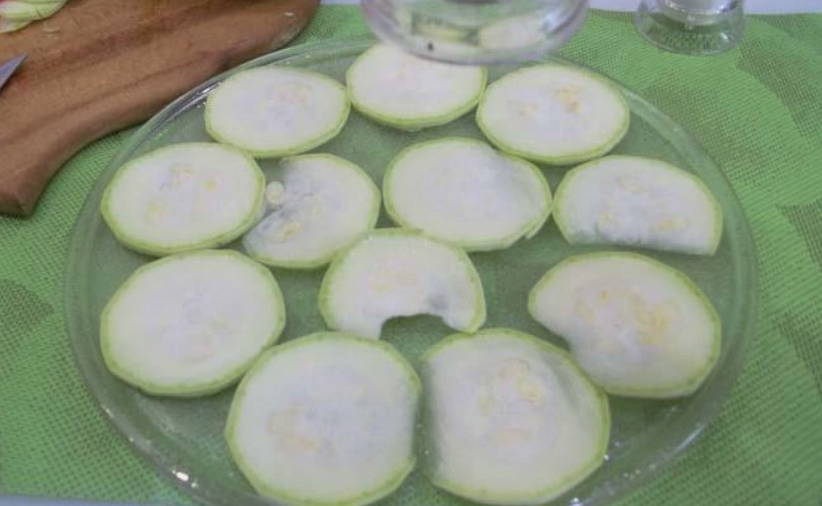 Быстрые и вкусные кабачки в микроволновке Быстрые и вкусные кабачки в микроволновке