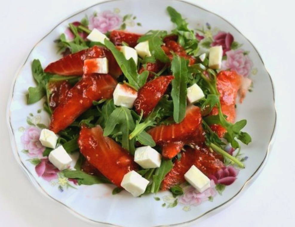 Салат с клубникой и рукколой