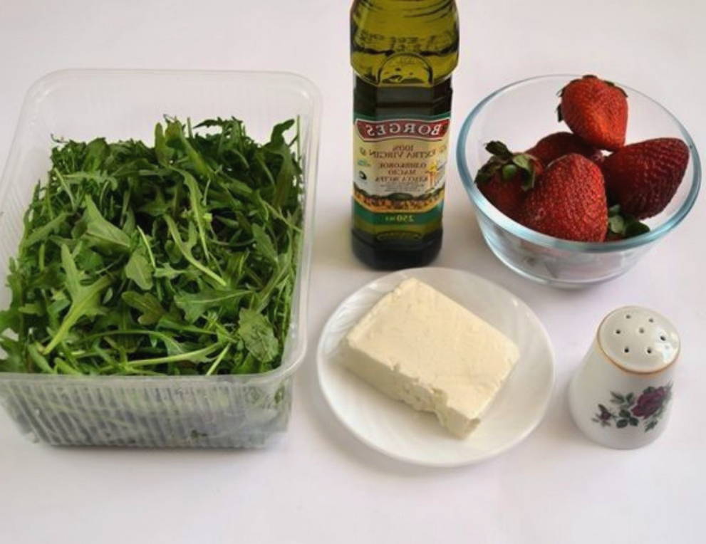 Салат с клубникой и рукколой
