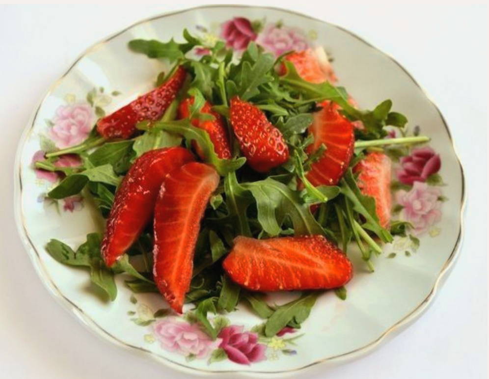 Салат с клубникой и рукколой