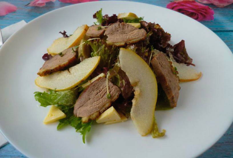 Салат с уткой и грушей