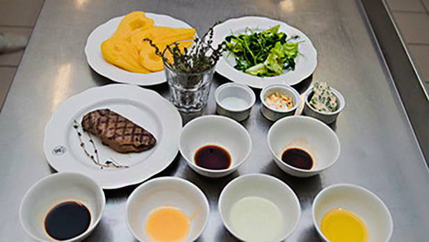 Салат с уткой, грушей и рукколой Салат с уткой, грушей и рукколой