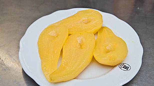 Салат с уткой, грушей и рукколой Салат с уткой, грушей и рукколой