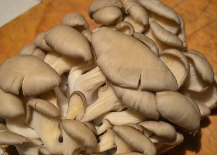 Салат с куриной печенью и грушей