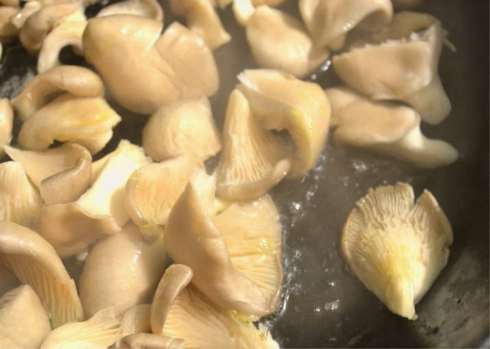 Салат с куриной печенью и грушей