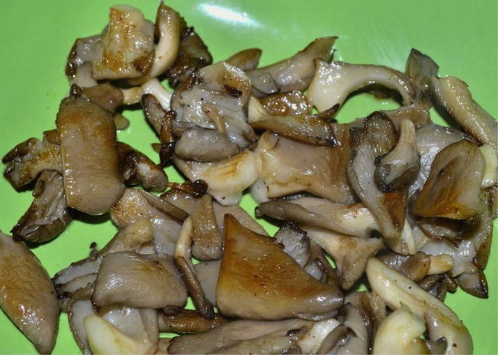 Салат с куриной печенью и грушей