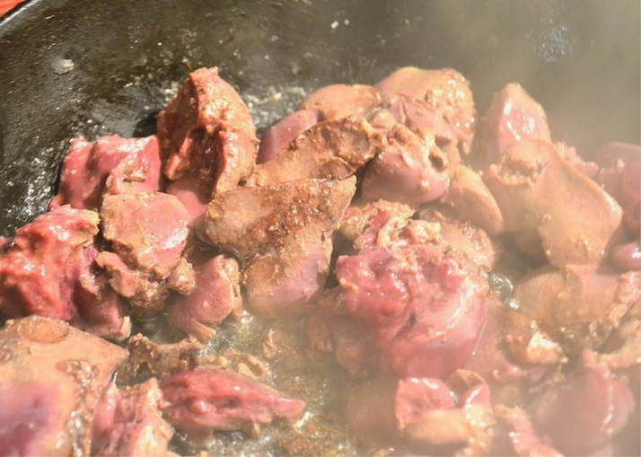 Салат с куриной печенью и грушей