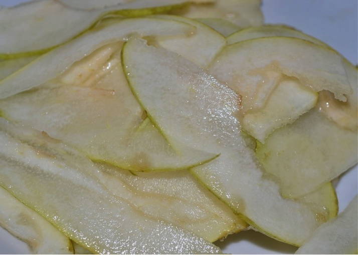 Салат с куриной печенью и грушей