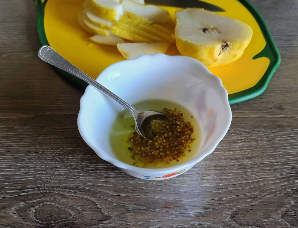 Салат с грушей, горгонзолой и рукколой