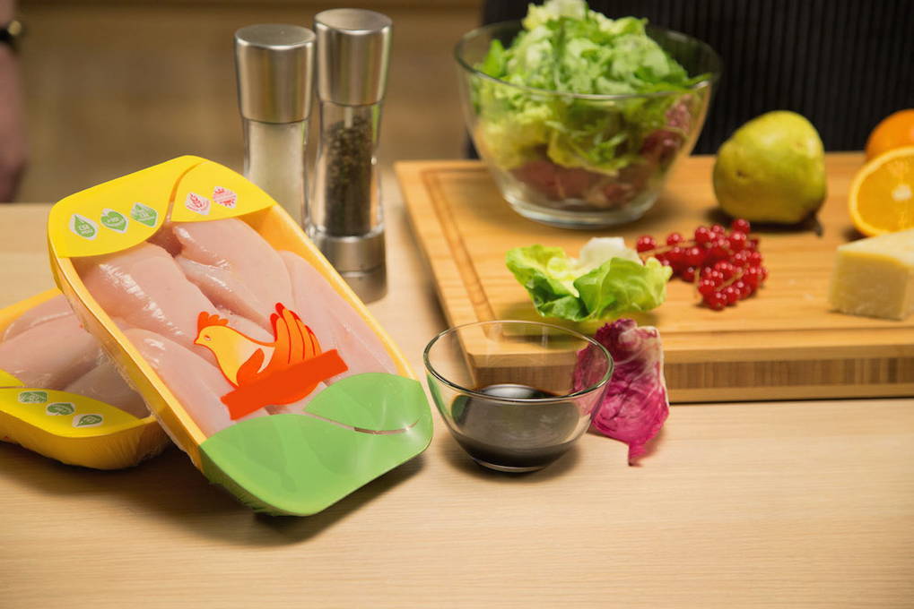 Салат с курицей и грушей