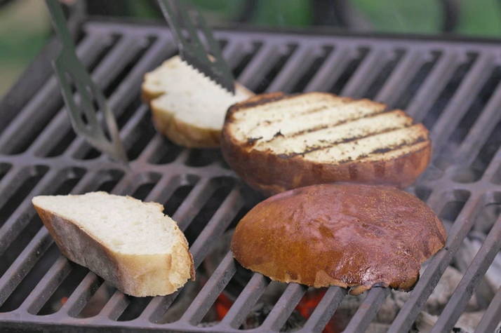Брускетта с грушей и горгонзолой