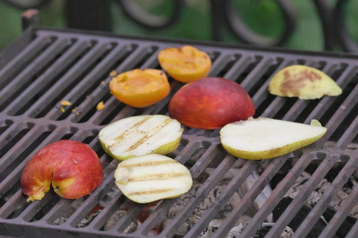 Брускетта с грушей и горгонзолой