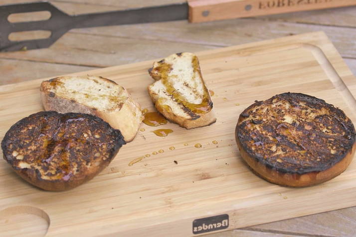 Брускетта с грушей и горгонзолой