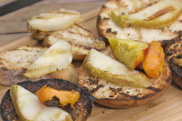 Брускетта с грушей и горгонзолой