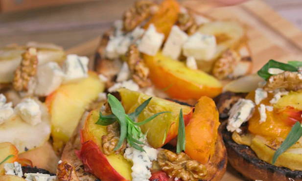 Брускетта с грушей и горгонзолой