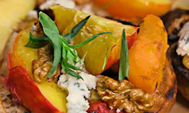 Брускетта с грушей и горгонзолой