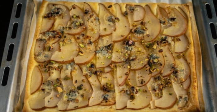 Слоеный пирог с грушей и сыром Слоеный пирог с грушей и сыром