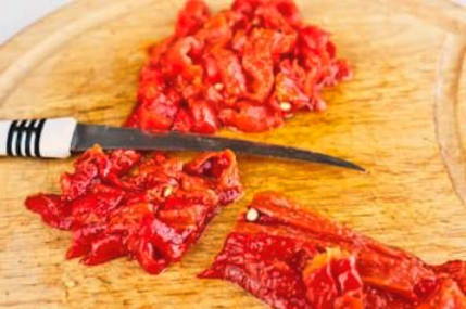 Теплый салат с баклажанами, помидорами и перцем в духовке