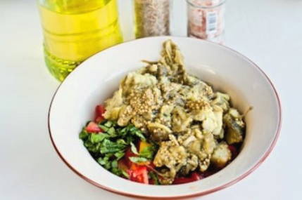 Теплый салат с баклажанами, помидорами и перцем в духовке