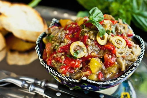Теплый салат с баклажанами, помидорами и перцем в духовке