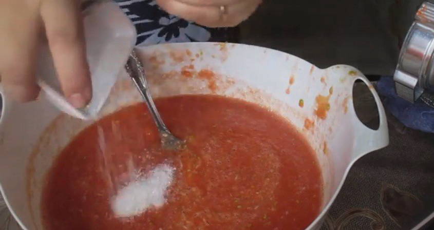Хреновая закуска из помидор с хреном и чесноком с варкой на зиму