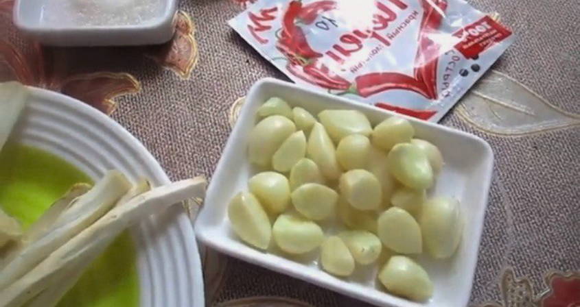 Хреновая закуска из помидор с хреном и чесноком с варкой на зиму