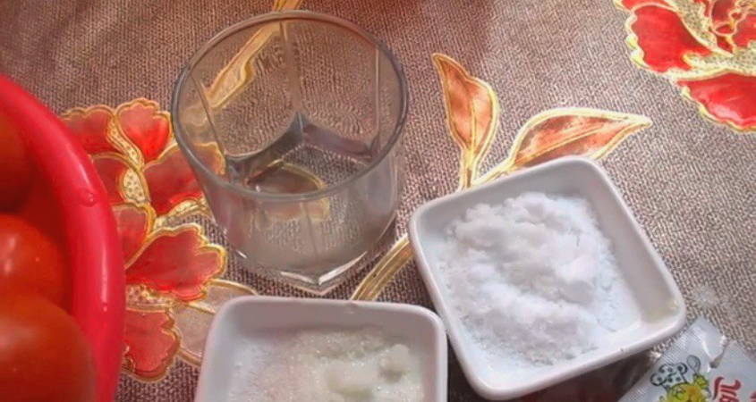 Хреновая закуска из помидор с хреном и чесноком с варкой на зиму