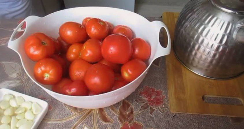 Хреновая закуска из помидор с хреном и чесноком с варкой на зиму