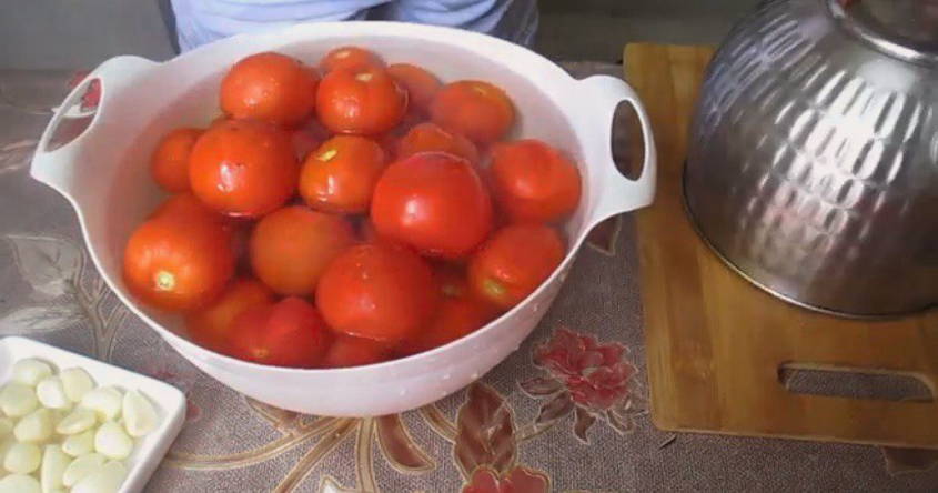 Хреновая закуска из помидор с хреном и чесноком с варкой на зиму