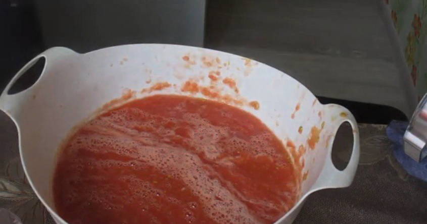Хреновая закуска из помидор с хреном и чесноком с варкой на зиму