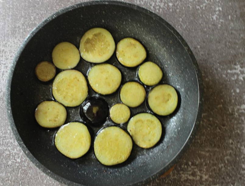 Баклажаны с помидорами, морковью, перцем и чесноком на сковороде