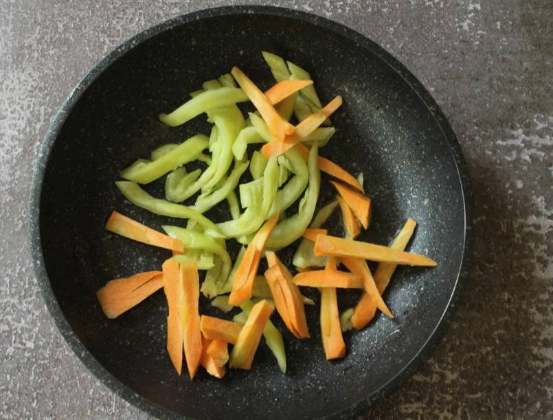 Баклажаны с помидорами, морковью, перцем и чесноком на сковороде