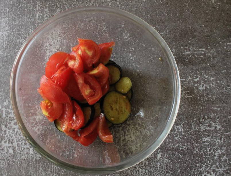 Баклажаны с помидорами, морковью, перцем и чесноком на сковороде