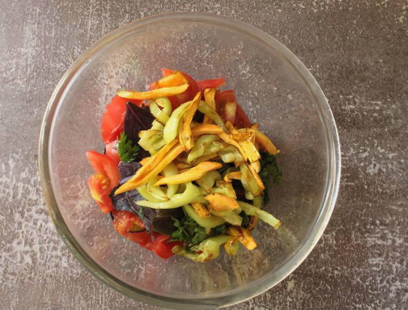 Баклажаны с помидорами, морковью, перцем и чесноком на сковороде