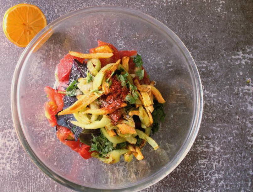 Баклажаны с помидорами, морковью, перцем и чесноком на сковороде