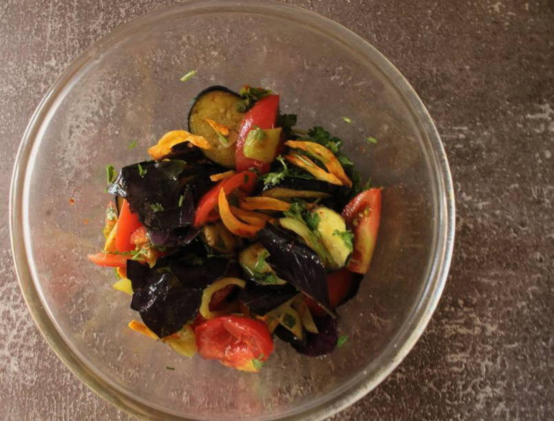 Баклажаны с помидорами, морковью, перцем и чесноком на сковороде