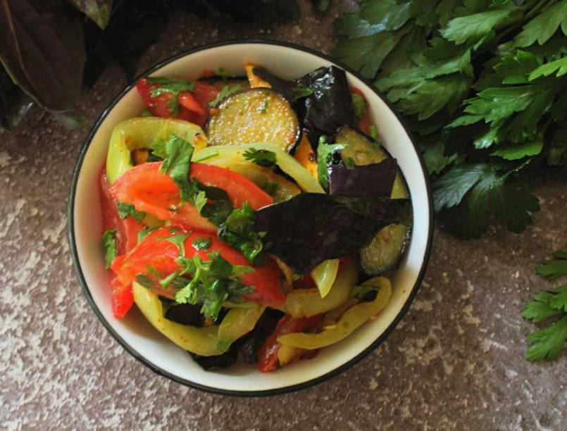 Баклажаны с помидорами, морковью, перцем и чесноком на сковороде